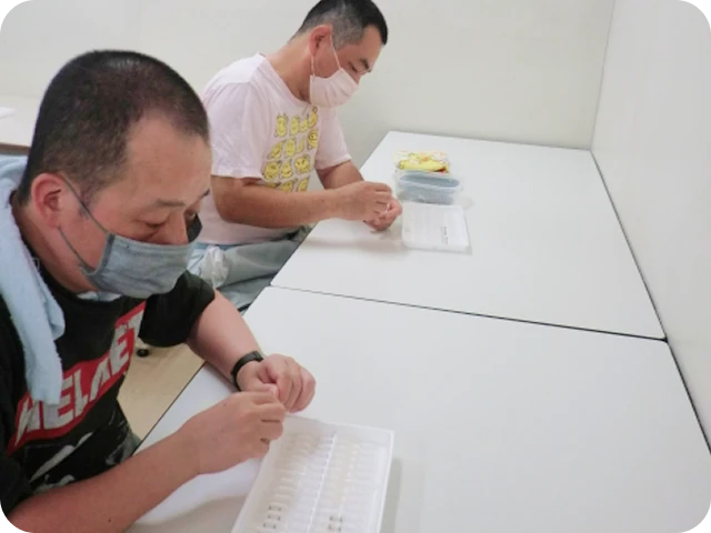 部品組み立て作業